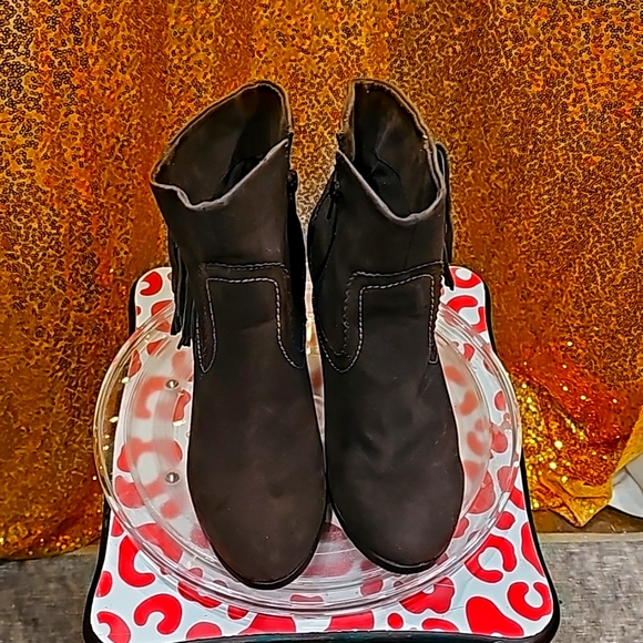 D Like New Chocolate Brown Crown Vintage Brown Booties w Fringe - Picture 6 of 8